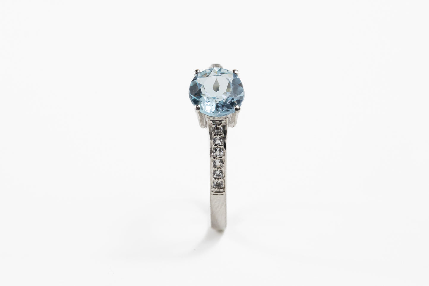 Bague en argent sterling avec topaze bleue ronde et accent d'épaulement en topaze blanche