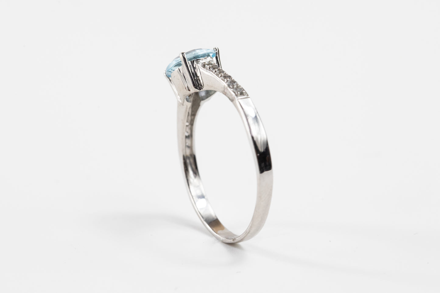 Bague en argent sterling avec topaze bleue ronde et accent d'épaulement en topaze blanche