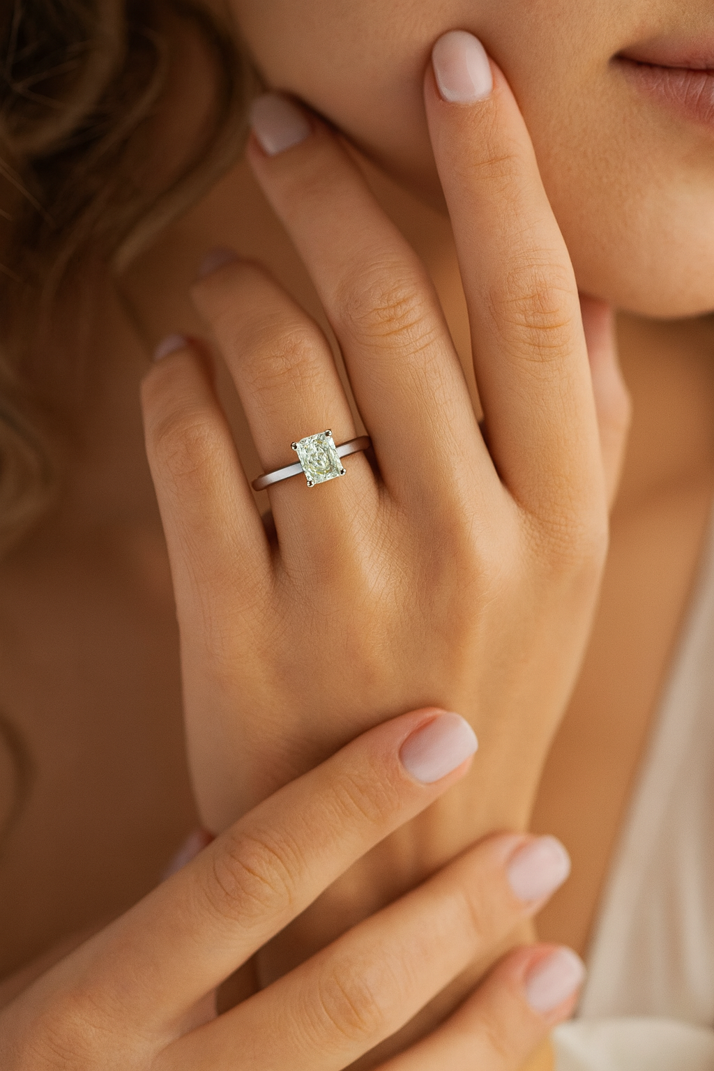Bague avec diamant taille émeraude