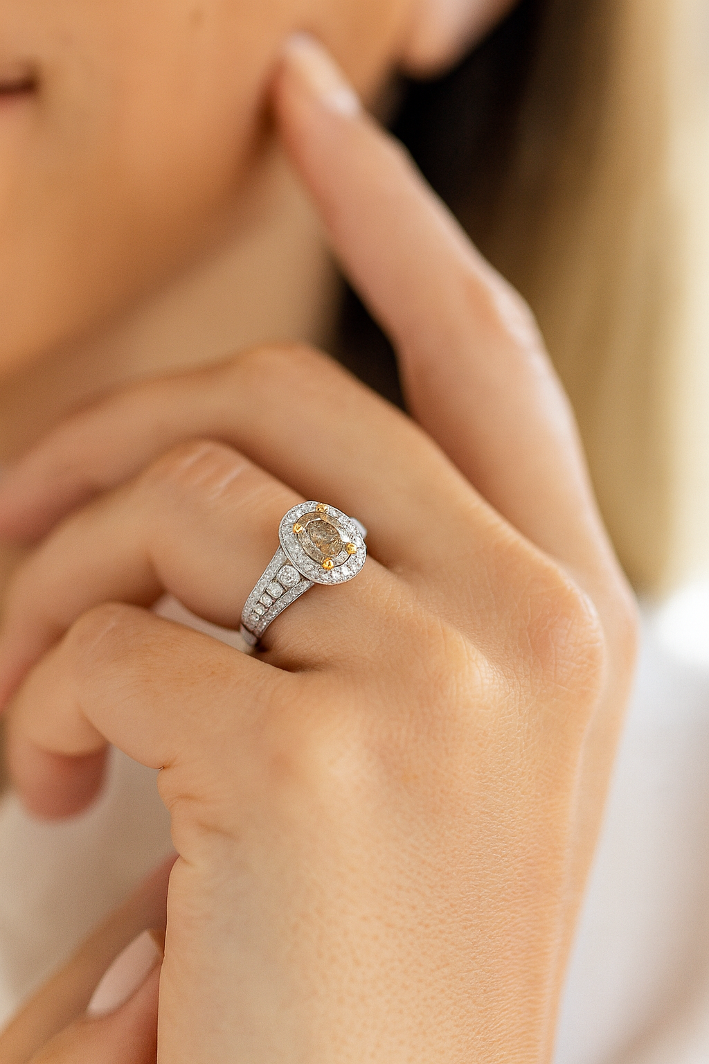 Bague en diamant jaune de forme ovale
