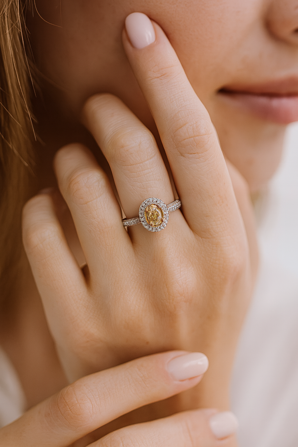 Bague Diamant Jaune Ovale : L'éclat en harmonie