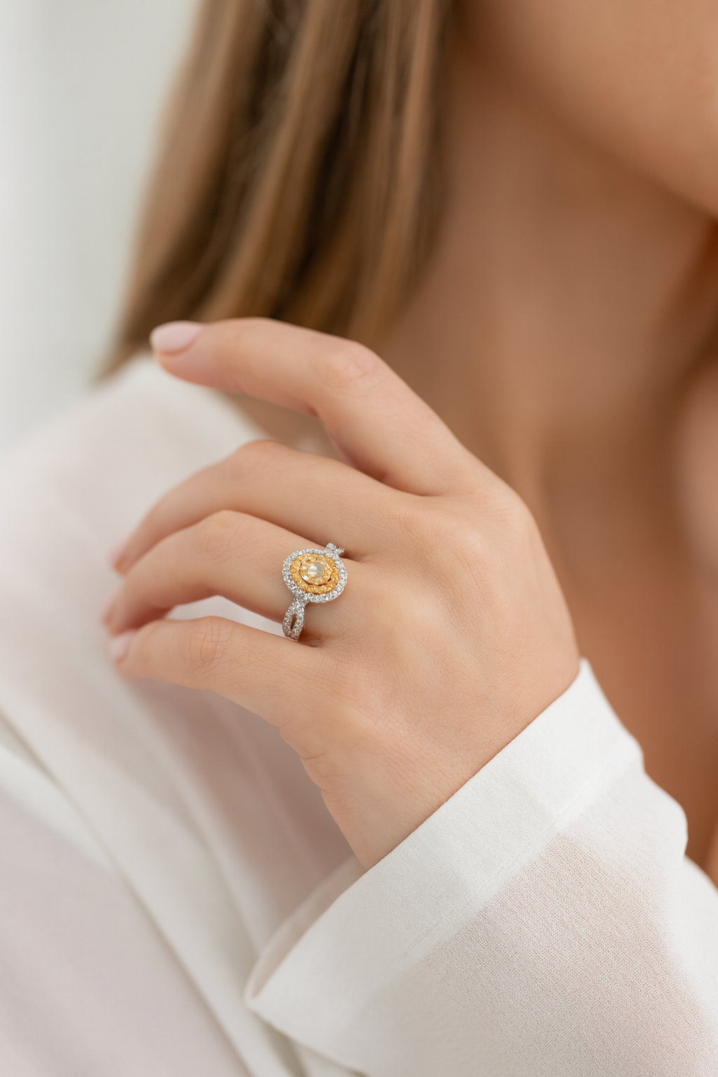 La bague de fiançailles ovale Signature avec un diamant jaune fantaisie
