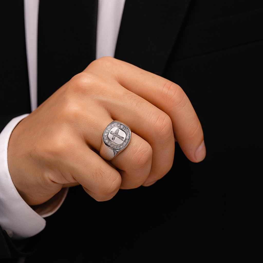 Bague en argent pour homme avec croix et pierres latérales en oxyde de zirconium
