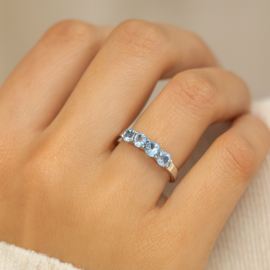Bague demi-éternité en argent sterling avec topaze bleue