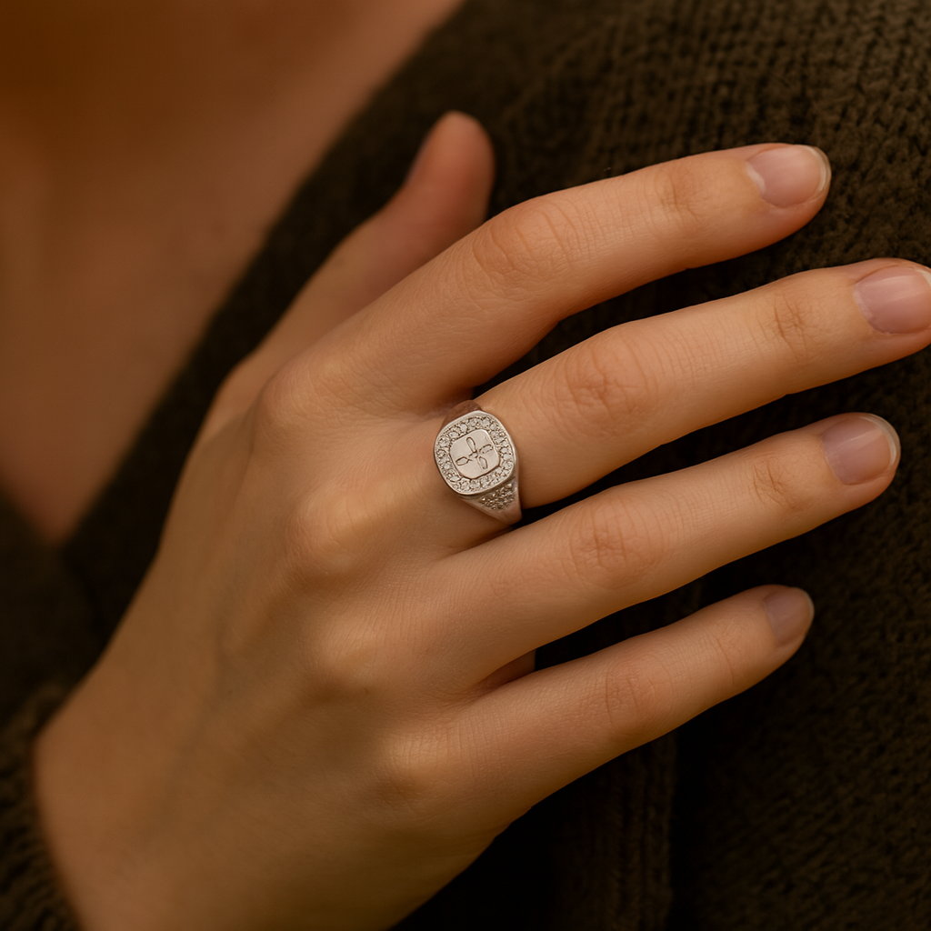 Bague en argent pour homme avec croix et pierres latérales en oxyde de zirconium