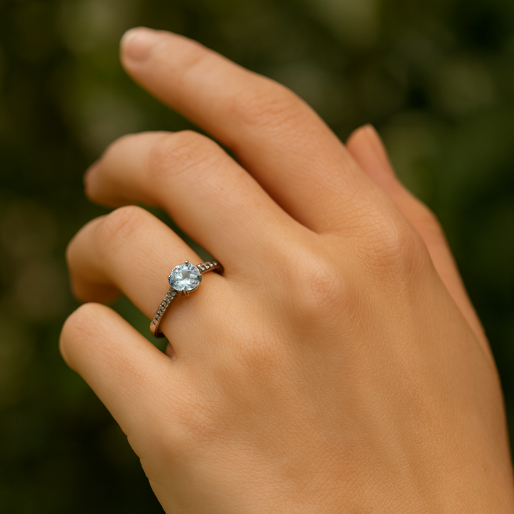 Bague en argent sterling avec topaze bleue ronde et accent d'épaulement en topaze blanche