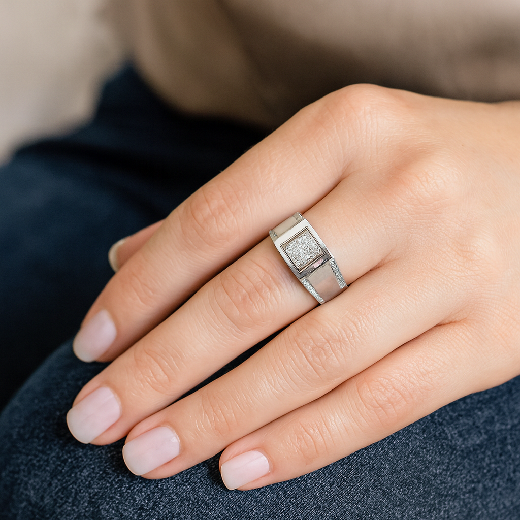 Bague en argent pour homme avec pierres latérales en oxyde de zirconium