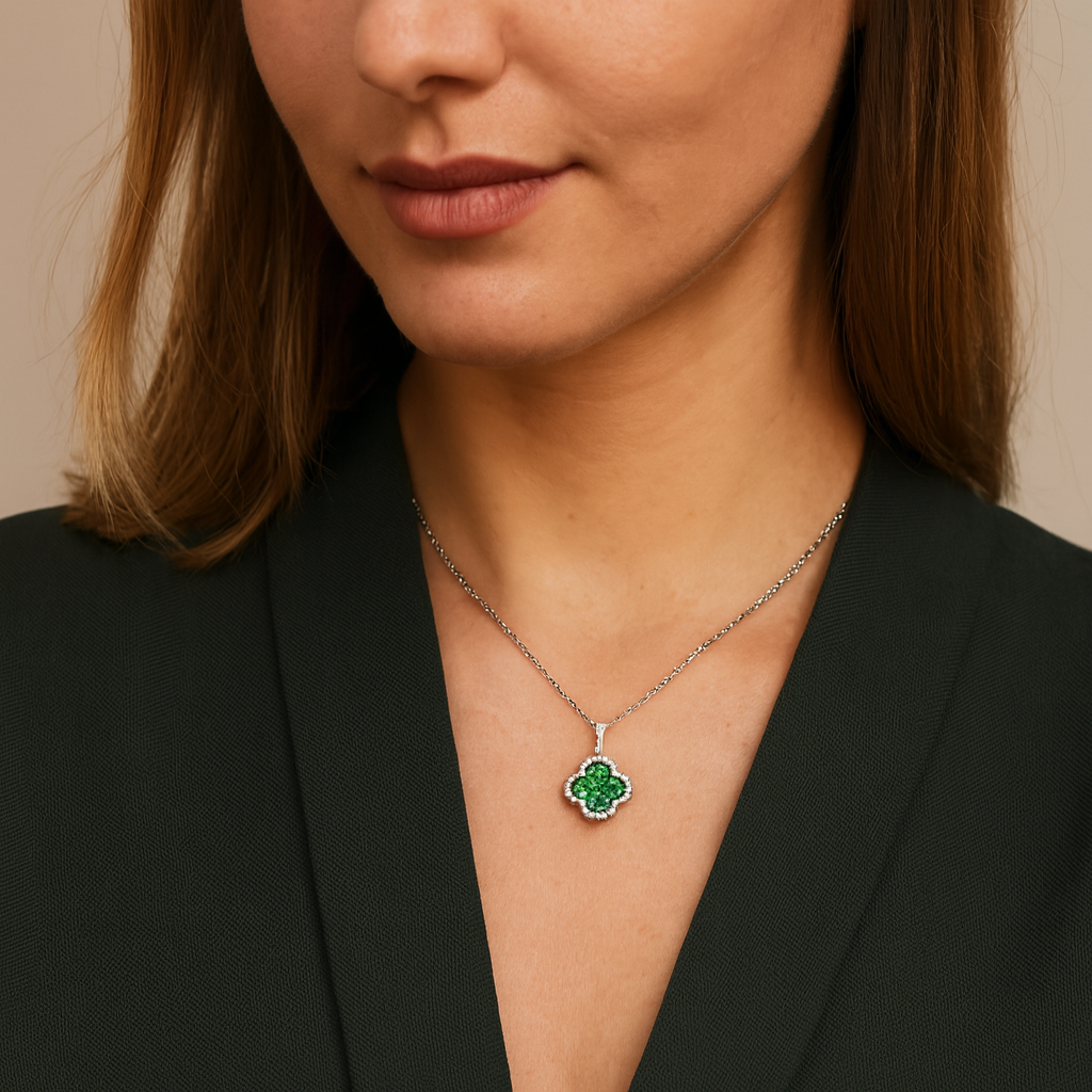 Clover-Shaped White Gold Necklace with Emeralds