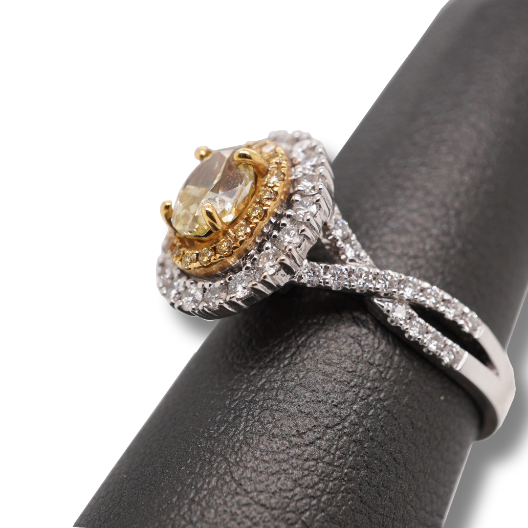 La bague de fiançailles ovale Signature avec un diamant jaune fantaisie