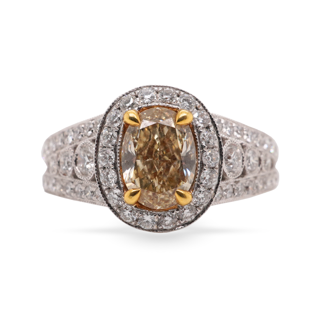 Bague en diamant jaune de forme ovale