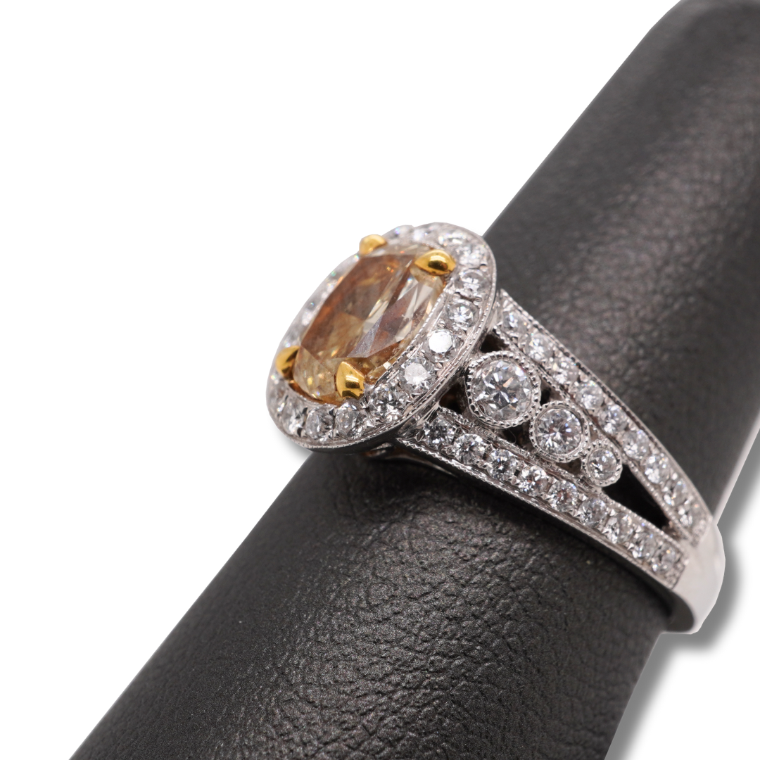 Bague en diamant jaune de forme ovale