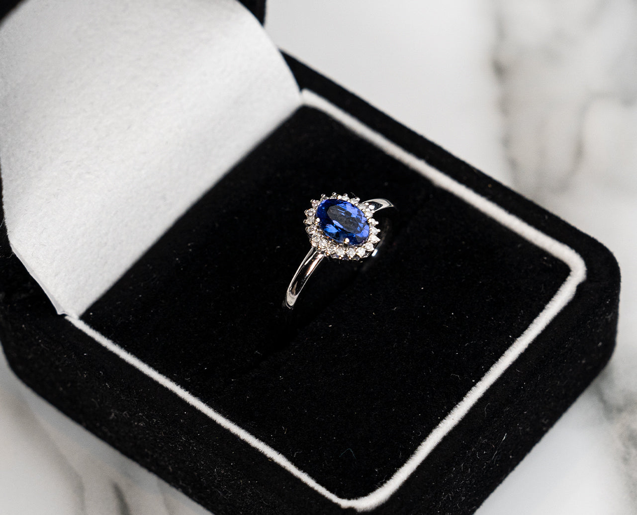 Bague Lady Diana ovale en tanzanite et diamants en or blanc 14 carats 0,86 ct