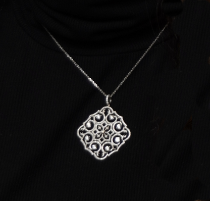 18 Karat White Gold Adorned With A captivating 2.82ct Diamond Necklace
