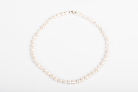 16.Elegant Silver Pearl Necklace With Magnetic Clasp
