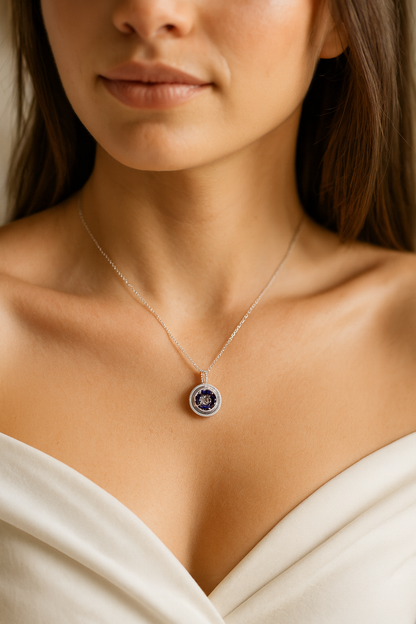 Pendentif en or de forme ronde avec un saphir bleu