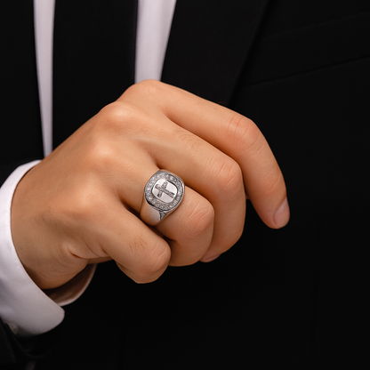 Bague en argent pour homme avec croix et pierres latérales en oxyde de zirconium