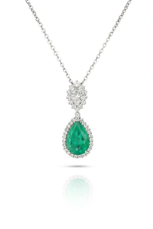 Pendentif en forme de poire avec émeraude et diamant et halo en or blanc 14 carats