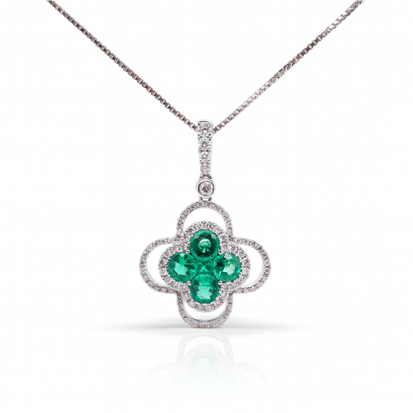 Or blanc 18 carats en forme de trèfle avec émeraudes