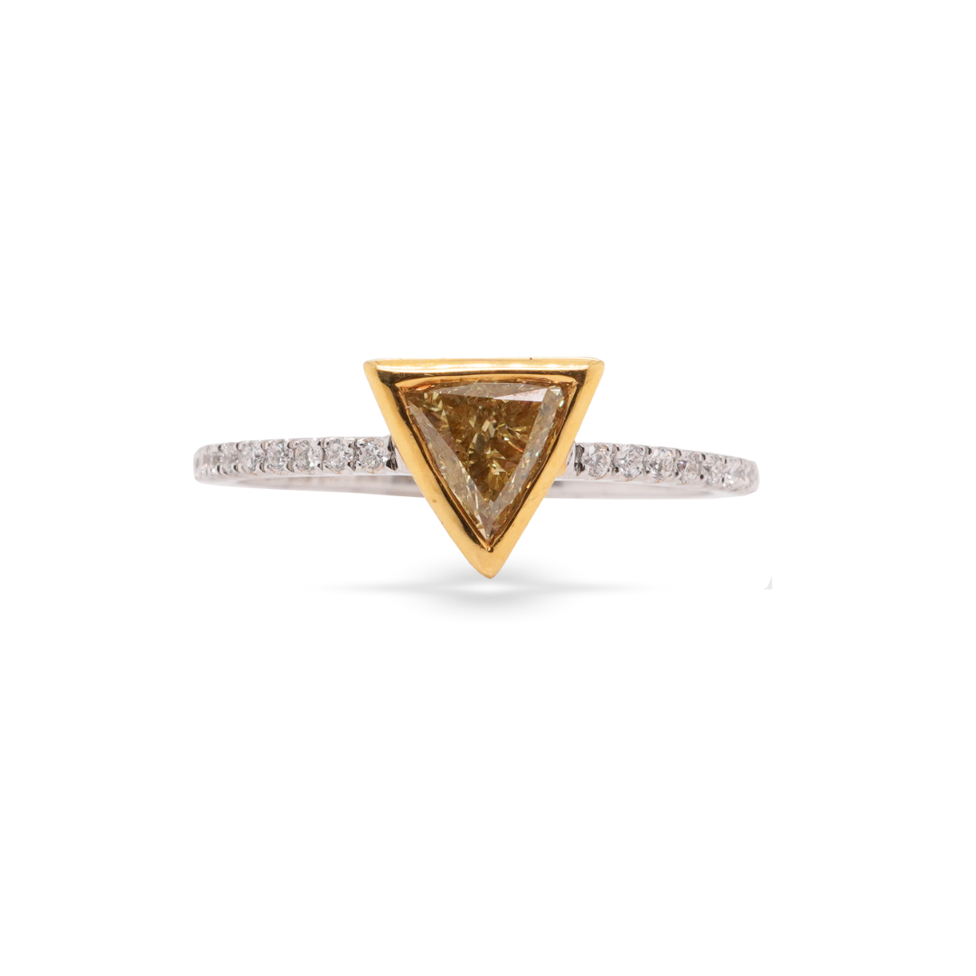 Bague en diamant jaune en forme de triangle