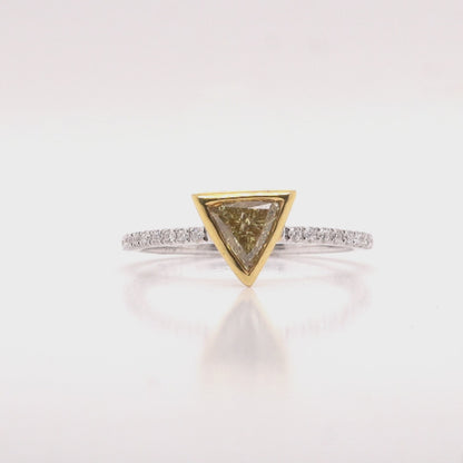 Bague en diamant jaune en forme de triangle