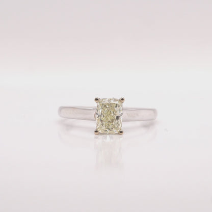 Bague avec diamant taille émeraude